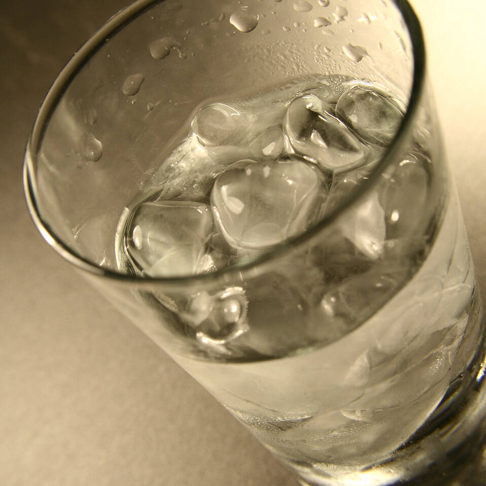 15330 a glass of cold water with ice cubes pv